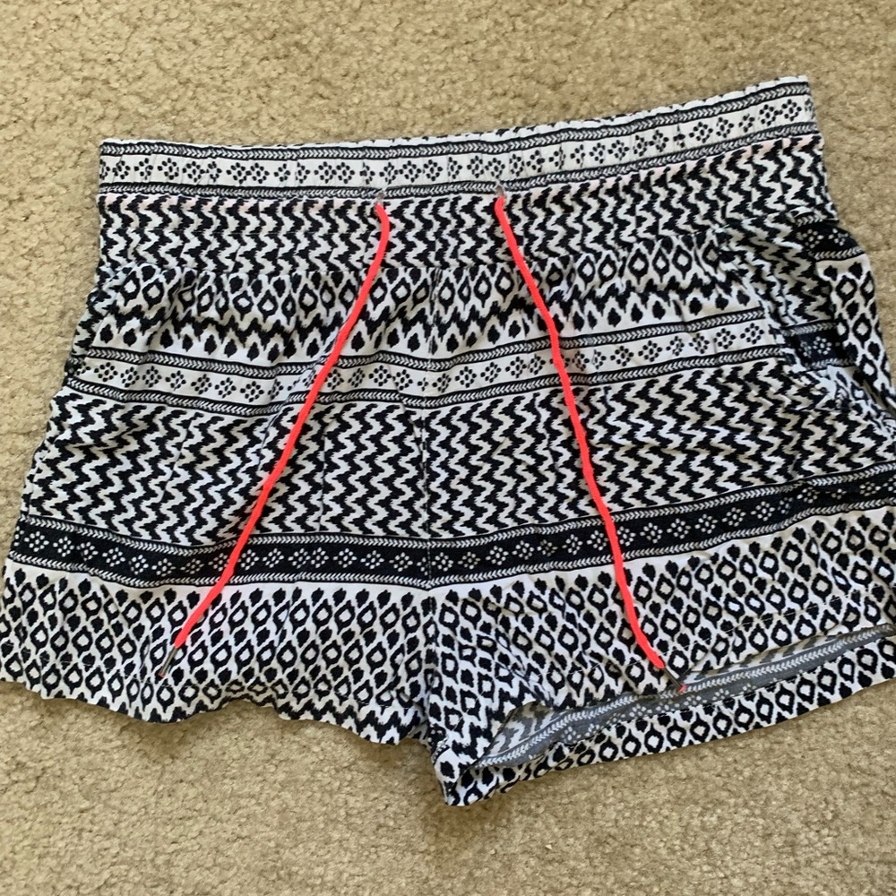 Kirra Aztec printed pull in shorts